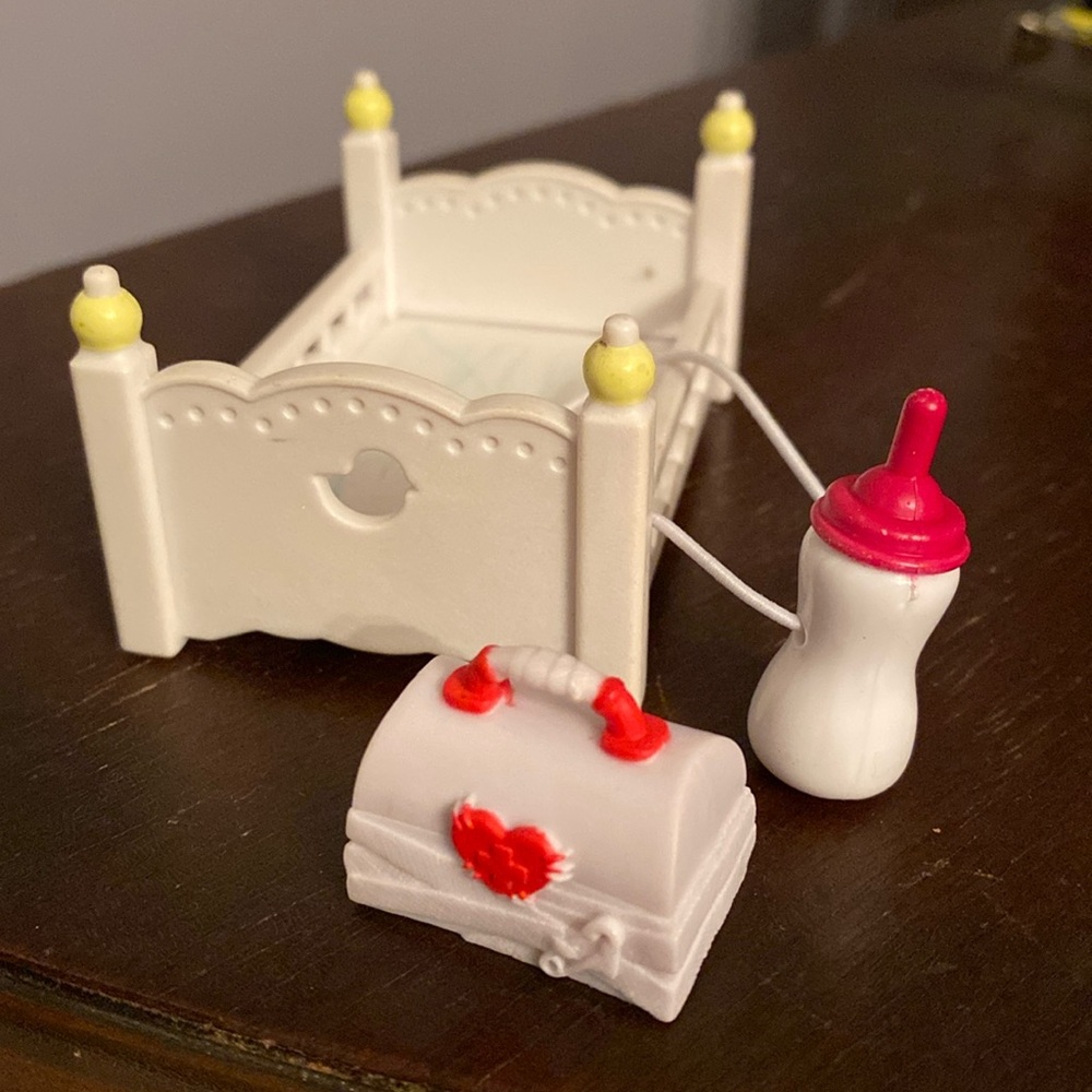 SYLVANIAN FAMILIES BEDROOM SPARES WHITE AND YELLOW BED
